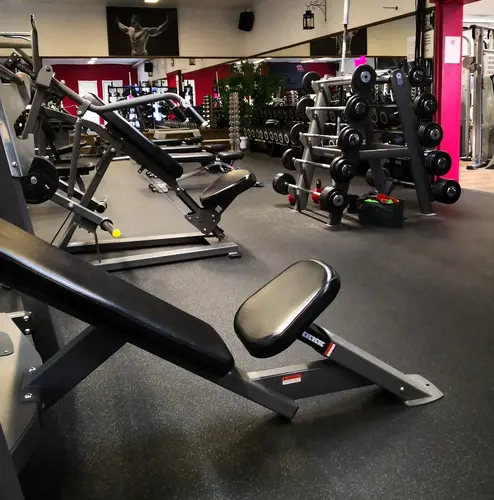 Centrumgymmet - Norregatan 4 SölvesborgRegler och Medlemsavtal för Centrumgymmet§1 ÖvervakningskameraMedlemmen godkänner härmed närvaro av övervakningskameror (med även ljudinspelning) i lokalerna och anser inte att dessa kränker medlemmens personliga integritet.§2 Priser och betalningar Autogirokunder bär ansvar för att beloppet som skall debiteras finns tillgänglig på kontot.Det är medlemmens ansvar att se till att betalningarna är genomförda.Ev påminnelse- samt inkassokostnader faktureras medlemmen.Betalning av träningsavgift ska ske månadsvis i förskott och avser betalning för kommande kalendermånad.§3 Prisändringar Priserna gäller enligt prislistan .Månadsbetalande medlem är skyddad mot prisändringar av månadsavgiften under de första 12 månaderna.Undantaget är eventuella ändringar i moms eller andra skatter som kan tvinga Centrumgymmet till prisjusteringar i enlighet med detta.Efter avtalets 12 månader gäller månadsavgift/ årsavgift enligt aktuell prislista.§4 Avtalstid Medlemskapet är personligt.Avtalet gäller 12 månader från avtalsstart.Uppsägning av medlemskap skall ske tidigast 3 månader innan avtalsslut.Medlem med årsvis betalning kan inte säga upp sitt medlemskap för betald period.Vid överlåtelse av medlemskap ska överlåtande medlem betala en överlåtelseavgift på 300 kr.Övertagande medlem ska betala 220 kr i startavgift samt skriftligt acceptera dessa villkor.§5 Avstängning vid utebliven betalningVid utebliven betalning förbehåller sig Centrumgymmet rätten att avstänga medlem tills full betalning, enligt detta avtal erhållits.§6 Minimiålder för medlemskap För att kunna teckna medlemsavtal är minimiåldern 18 år.Lägsta ålder för träning hos Centrumgymmet är 16 år.För att kunna teckna medlemskap vid en ålder under 18 år krävs att målsman lämnar/skickar in ett godkännande om detta och även går i borgen för inbetalningen av månadsavgiften.(Maila oss för en blankett ang detta)§7 Medlemskort och adressändringar Medlemskortet är strikt personligt och får ej nyttjas av annan person.Vid insläpp av icke behörig person blir medlemmen straffad med vite, 500 kr per person, per insläpp för förlorad inkomst.Medlemskort skall medtagas och vid begäran uppvisas för vistelse i Centrumgymmets lokaler.Om medlem förlorar medlemskort eller att kortet skadas så att detta är obrukbart, skall detta anmälas omgående för utfärdande av nytt kort.Medlem betalar kostnaden (100:-) för den nya ”Taggen”, när den nya ”taggen” hämtas på gymmet.§8 Ansvar vid olycksfall, ägodelar mm Centrumgymmet ansvarar inte för förluster p.g.a stöld, inbrott eller av annan anledning, ej heller för skador på medlemmars eller andra personers tillhörigheter.Centrumgymmet ansvarar ej för person- skador vid olycksfall eller skador som orsakats av andra medlemmar eller andra personer.Centrumgymmet rekommenderar medlem att teckna egen försäkring.§9 HälsotillståndMedlemmen ansvarar själv för att sitt hälsotillstånd är sådant att medlemmen, utan risker, kan träna hos Centrumgymmet.§10 Trivsel och föreskrifterDet åligger medlemmen att informera sig om vilka föreskrifter som gäller, att visa hänsyn och respekt för andra medlemmar och att följa gällande trivsel regler/ föreskrifter som meddelas skriftligen eller muntligen av personal på Centrumgymmet.§11 Vistelse i lokal Medlem har rätt att träna i Centrumgymmets lokaler, vilken tid på dygnet som helst.Öppettiderna kan dock komma att ändras under avtalsperioden.Medlem har ej rätt att hjälpa icke medlemmar att komma in Centrumgymmets lokaler.Medlem har ej rätt att ta sig in i de, med nyckel, låsta utrymmena.§12 DopningDet är strikt förbjudet att nyttja eller handhava dopningspreparat inom Centrumgymmets lokaler.Medlem förbinder sig härmed att inte nyttja förbjudna dopingpreparat eller handhava sådana preparat inom Centrumgymmets lokaler.Centrumgymmet har, vid misstanke om dopning, rätt att begära urinprov och följa viktkurva på aktuell medlem.Vid konstaterad dopning, handhavande av dopningspreparat eller kontrollvägran gäller uteslutning enligt §14.§13 Medlemspärm I medlemspärmen, som förvaras allmänt tillgänglig, anges vilka regler och förordningar som gäller.Det åligger medlemmen att informera sig om innehåll och förvaringsplats av denna pärm.§14 Uteslutning av medlem Centrumgymmet förbehåller sig rätten att, med omedelbar verkan, avbryta detta avtal utan att behöva ange något skäl.I ovanstående fall återbetalas eventuella outnyttjade förskottsbetalningar.Om uteslutning sker vid brott mot detta avtal, vid t.ex. utlåning av medlemskort, vistelse i lokal utanför öppettider, brist på hänsyn till andra medlemmar, aktiv hjälp till obehöriga att komma in i lokaler tillhörande Centrumgymmet, dopning/ handhavande av dopningspreparat/ kontrollvägran etc, sker ingen återbetalning och samtliga årsavgifter och andra avgifter skall, enligt detta avtal, inbetalas fortlöpande till avtalstidens slut.§15 Force majeure, tekniska fel, mm Centrumgymmets lokaler och utrustning är tillgängligt för medlem under öppettiderna med reservation för långvarigt strömavbrott och andra tekniska fel samt force majeure.§16 Ändringar av/ tillägg till medlemsavtalMedlem godkänner härmed ändringar av och tillägg till detta avtal, som skriftligen meddelats på Centrumgymmets websida, om inte överklagan kommit Centrumgymmet tillhanda inom en månadDessa medlemsregler gäller samtliga medlemmar på Centrumgymmet och det är medlemmens egen skyldighet att läsa och informera sig om samt följa dessa regler.Här är de 15st mest sökta gymmen på GymKarta i Juli 2023Nordic Wellness Lindholmen på Lindholmsallén 20 i GöteborgSATS Gamlestaden på Gamlestadstorget 7 i GöteborgSTC Sävedalen - Göteborgsvägen 104 - GymKarta.seSTC munkebäck på Munkebäcks Allé 26 i GöteborgNordic Wellness Göteborg Kviberg Arena - GymKarta.seNordic Wellness Kungälv Kongahälla - GymKarta.seActic Lerum - Vattenpalatset på Häradsvägen 3 i Lerum&nbsp;Maximus Gym Brunnsbo på Folkvisegatan 15 i GöteborgSATS Hovås på Björklundabacken 2 i Hovås - GymKarta.seNordic Wellness Backaplan på Gustaf Dalénsgatan 13Fitness24Seven på Lergöksgatan 6 i Västra FrölundaSATS Askim (Sisjön stora) på Ekonomivägen 6 i AskimSTC på Ekenleden 10 i Kållered - GymKarta.seNordic Wellness Marklandsgatan - GymKarta.seNordic Wellness på Vasagatan 7 i Göteborg
